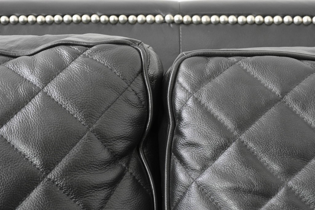 中古　超美品　アメリカ最高級ブランド　センチュリー(CENTURY)　レザーキルティングが魅力の3人掛けソファ　(R-086044)