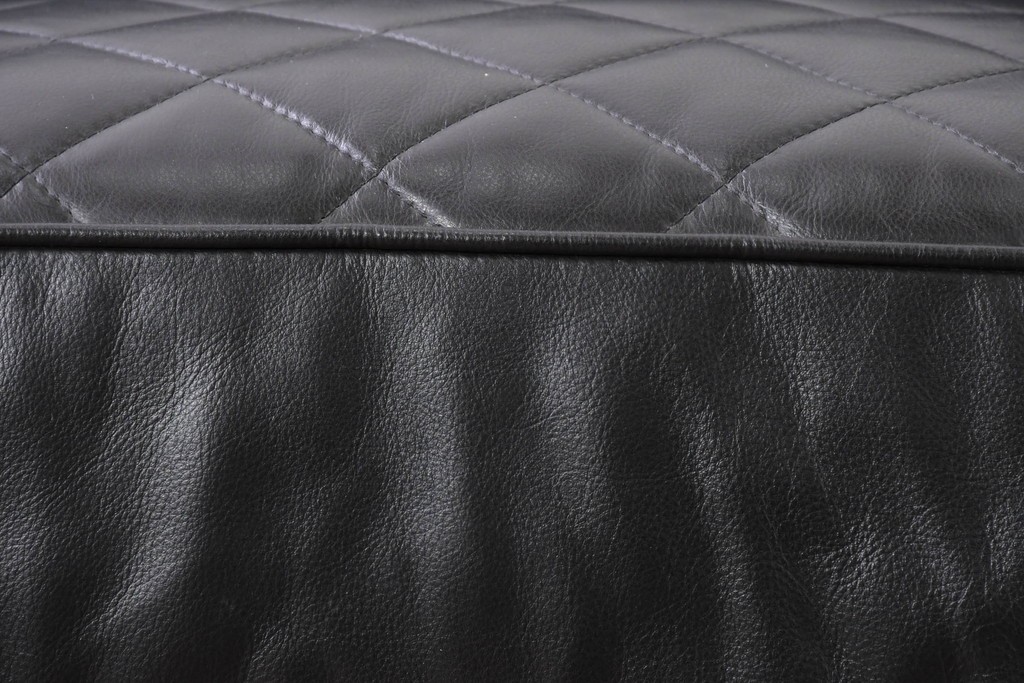 中古　超美品　アメリカ最高級ブランド　センチュリー(CENTURY)　レザーキルティングが魅力の3人掛けソファ　(R-086044)