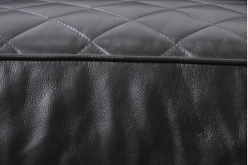 中古　超美品　アメリカ最高級ブランド　センチュリー(CENTURY)　レザーキルティングが魅力の3人掛けソファ　(R-086044)