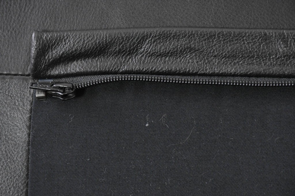 中古　超美品　アメリカ最高級ブランド　センチュリー(CENTURY)　レザーキルティングが魅力の3人掛けソファ　(R-086044)