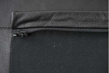 中古　超美品　アメリカ最高級ブランド　センチュリー(CENTURY)　レザーキルティングが魅力の3人掛けソファ　(R-086044)