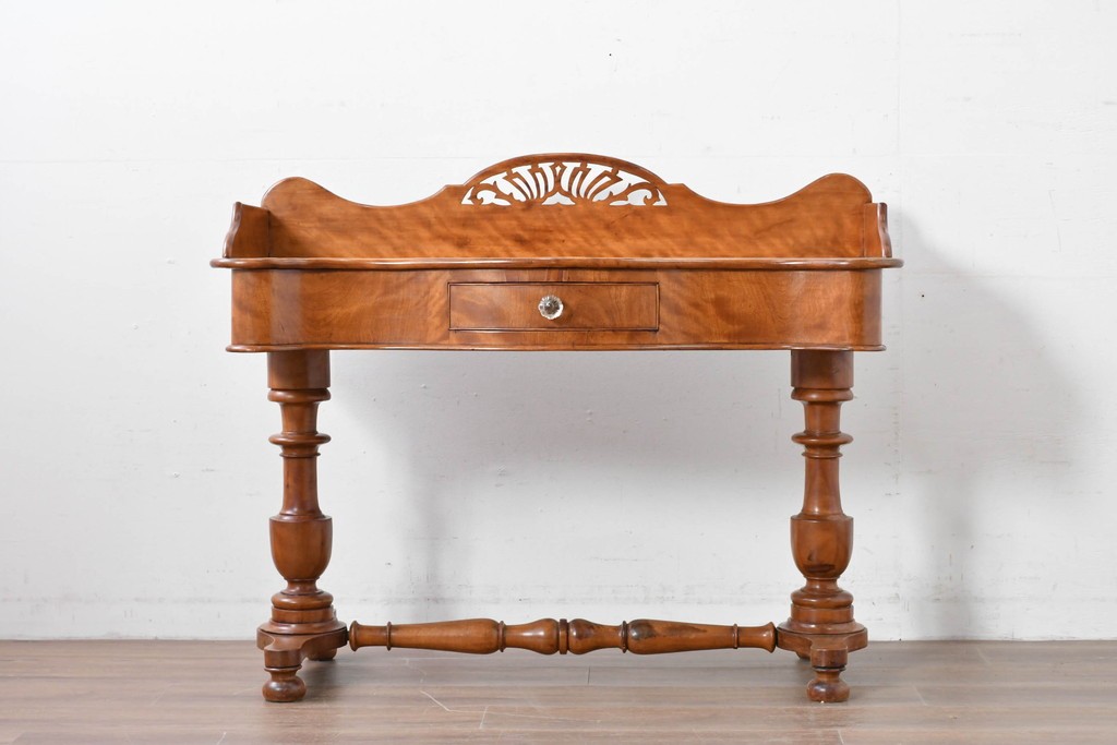 イギリスアンティーク　バーチ材　透かし彫りが優雅なコンソールテーブル　(R-086046)