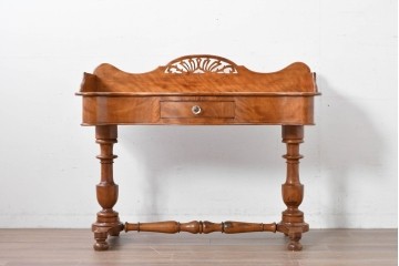 イギリスアンティーク　バーチ材　透かし彫りが優雅なコンソールテーブル　(R-086046)