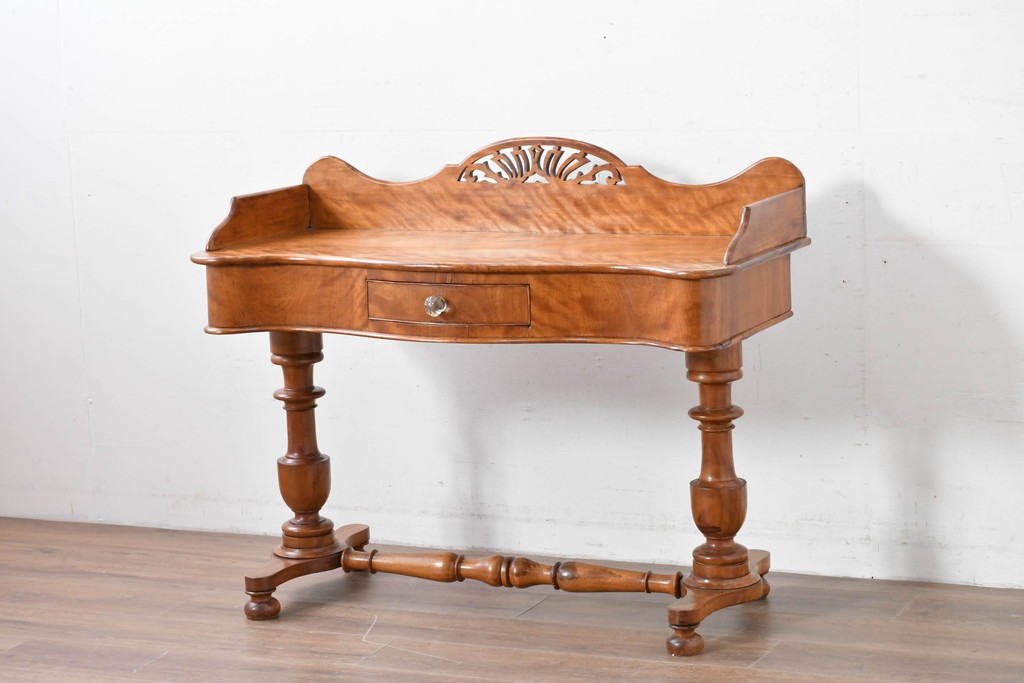 イギリスアンティーク　バーチ材　透かし彫りが優雅なコンソールテーブル　(R-086046)