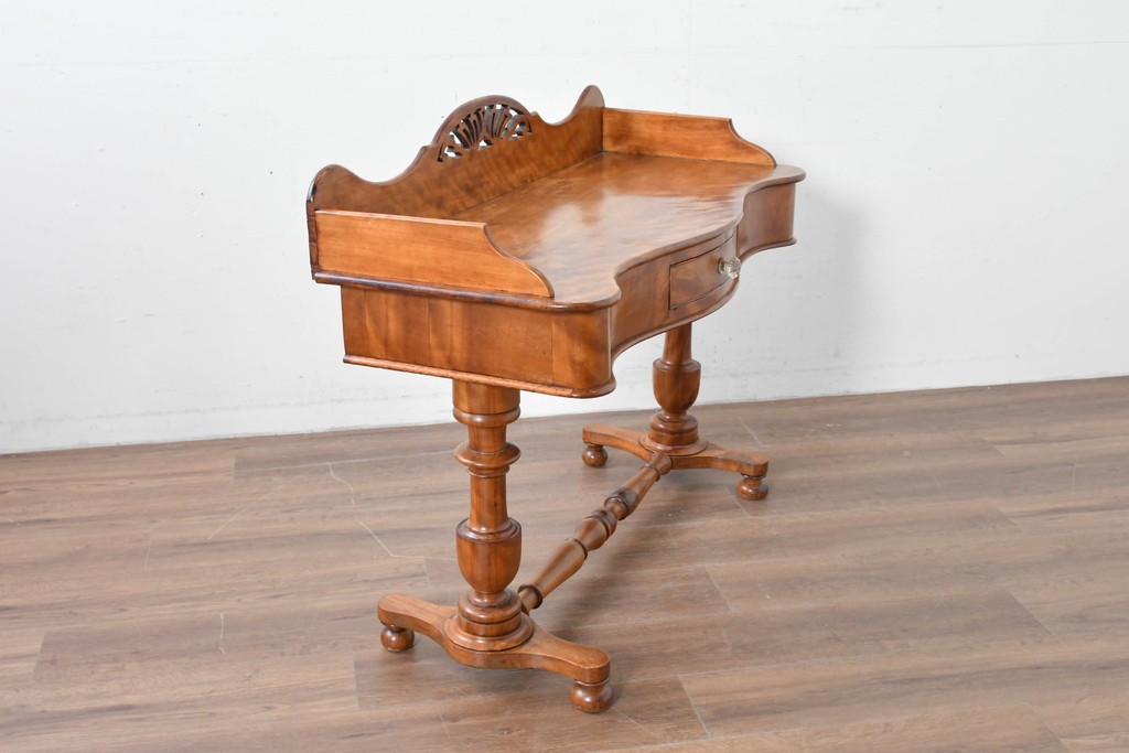 イギリスアンティーク　バーチ材　透かし彫りが優雅なコンソールテーブル　(R-086046)