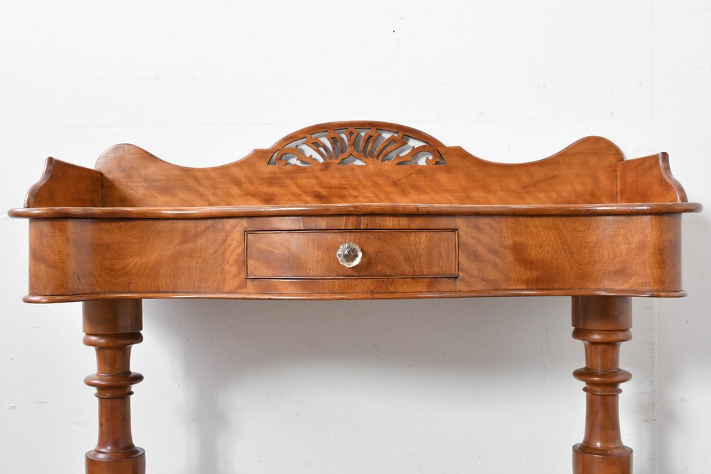 イギリスアンティーク　バーチ材　透かし彫りが優雅なコンソールテーブル　(R-086046)