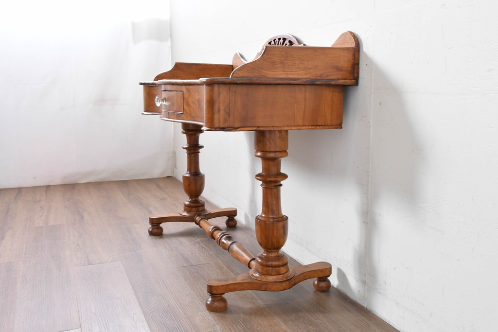 イギリスアンティーク　バーチ材　透かし彫りが優雅なコンソールテーブル　(R-086046)