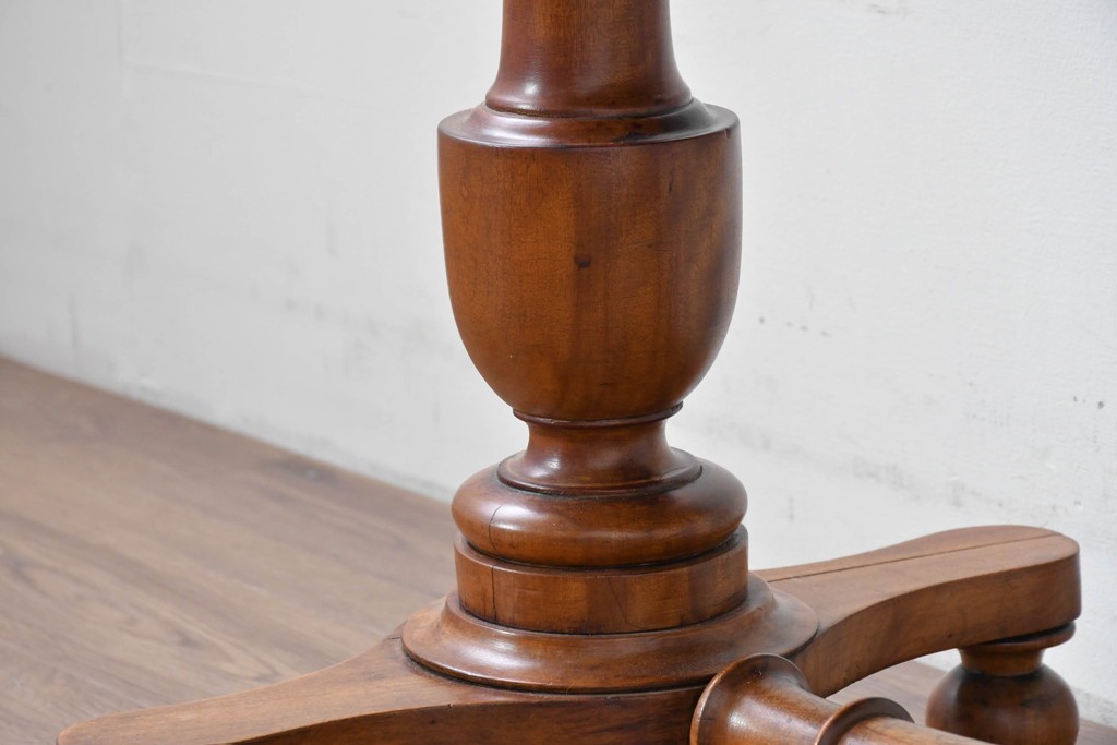 イギリスアンティーク　バーチ材　透かし彫りが優雅なコンソールテーブル　(R-086046)