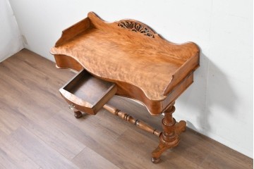 イギリスアンティーク　バーチ材　透かし彫りが優雅なコンソールテーブル　(R-086046)