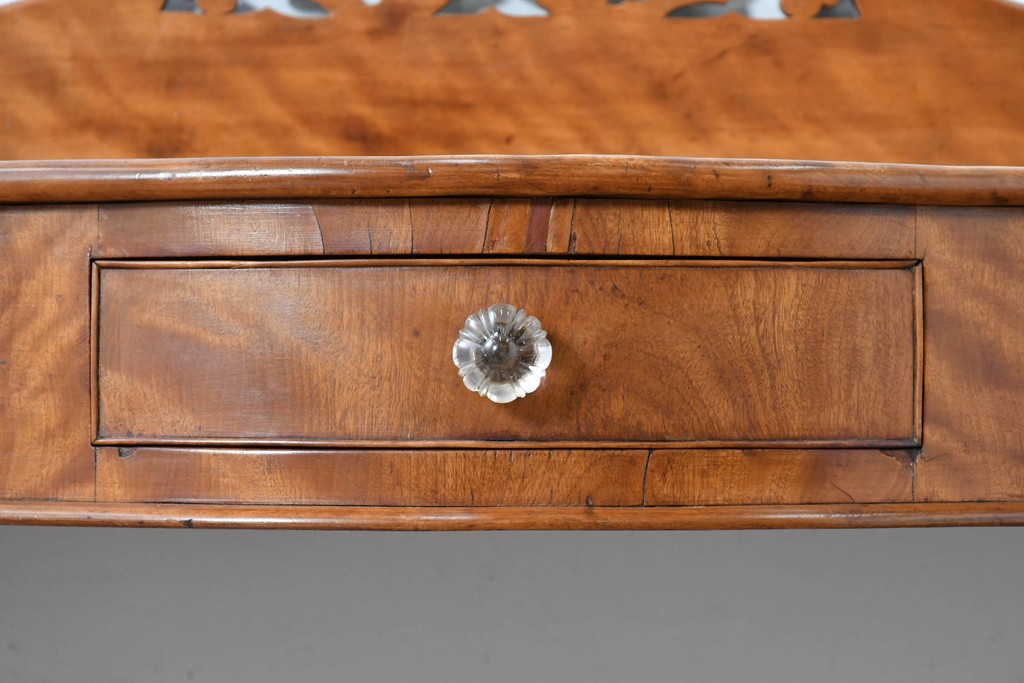 イギリスアンティーク　バーチ材　透かし彫りが優雅なコンソールテーブル　(R-086046)