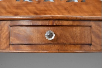 イギリスアンティーク　バーチ材　透かし彫りが優雅なコンソールテーブル　(R-086046)