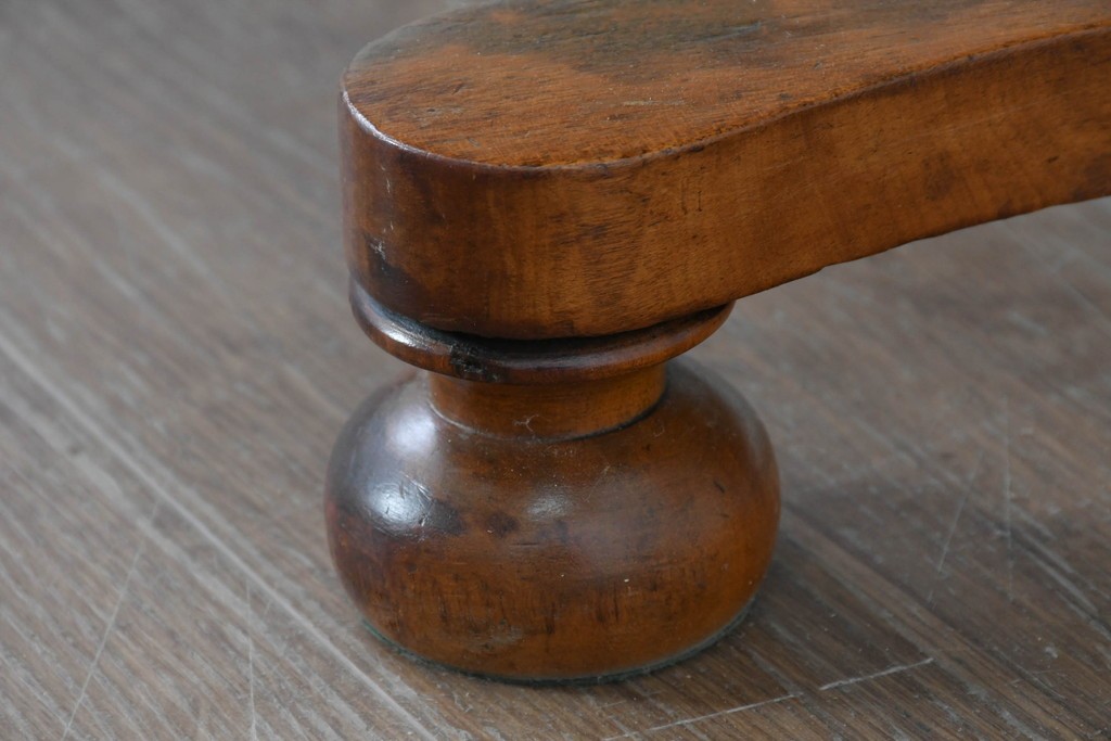 イギリスアンティーク　バーチ材　透かし彫りが優雅なコンソールテーブル　(R-086046)