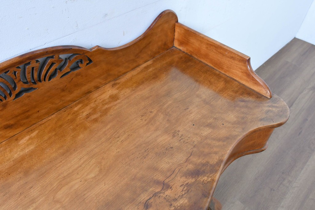 イギリスアンティーク　バーチ材　透かし彫りが優雅なコンソールテーブル　(R-086046)