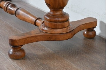 イギリスアンティーク　バーチ材　透かし彫りが優雅なコンソールテーブル　(R-086046)