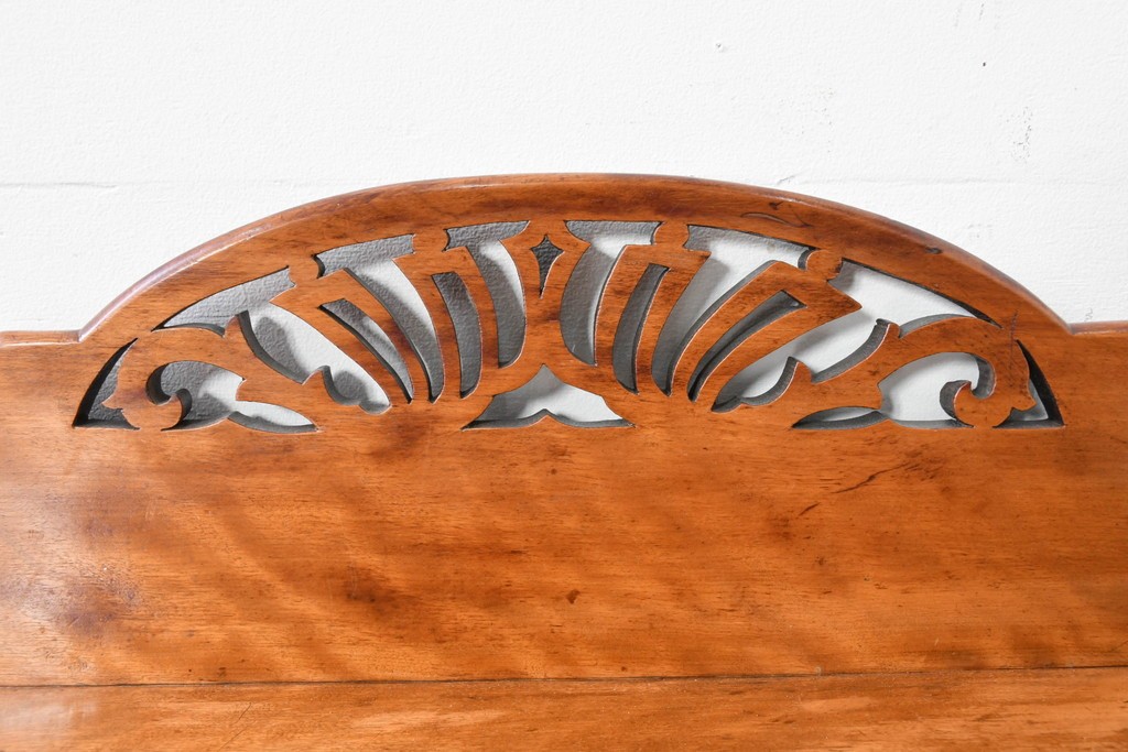 イギリスアンティーク　バーチ材　透かし彫りが優雅なコンソールテーブル　(R-086046)