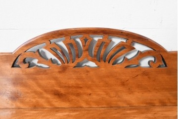 イギリスアンティーク　バーチ材　透かし彫りが優雅なコンソールテーブル　(R-086046)