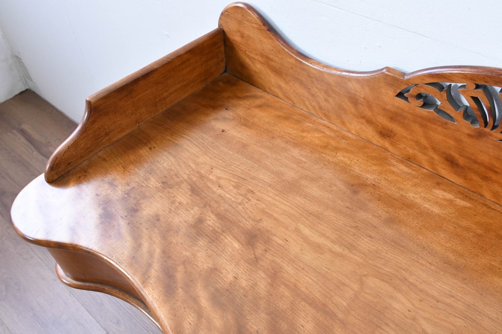 イギリスアンティーク　バーチ材　透かし彫りが優雅なコンソールテーブル　(R-086046)