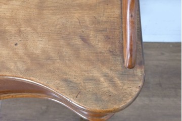 イギリスアンティーク　バーチ材　透かし彫りが優雅なコンソールテーブル　(R-086046)