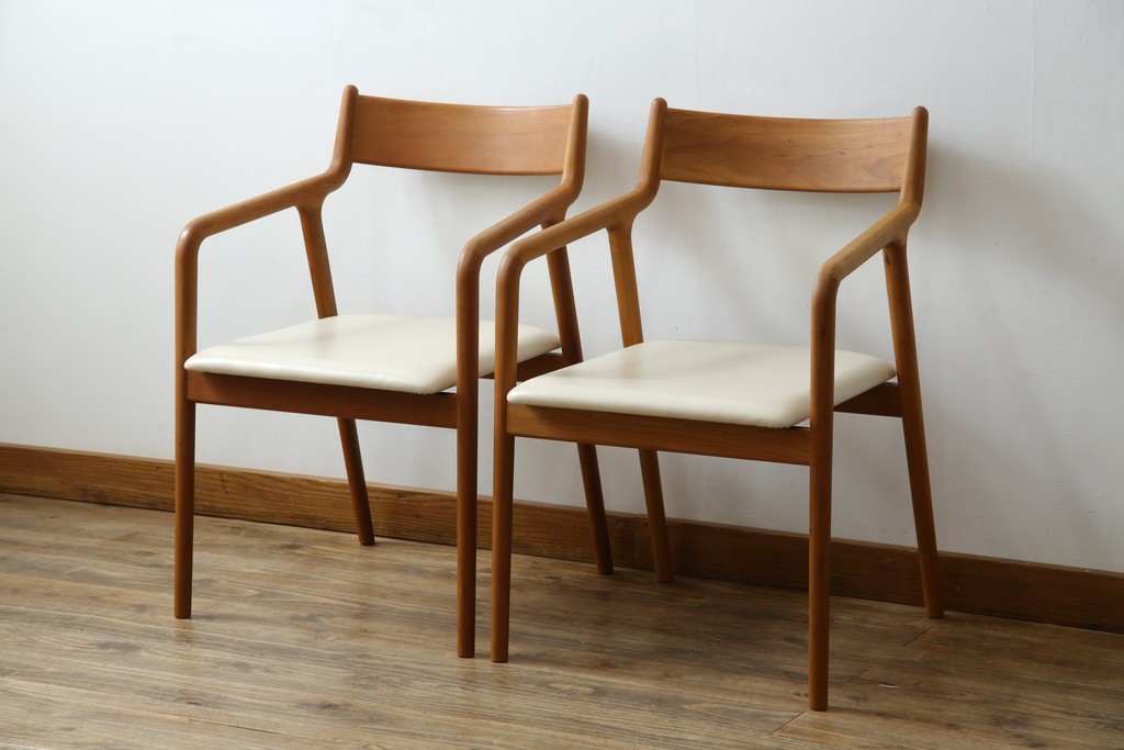 中古　美品　宮崎椅子製作所　村澤一晃デザイン　本革　チェリー材を使用したなめらかな曲線フレームのPePe(ペペ)アームチェア2脚　セット定価約20万6千円　(R-086047)