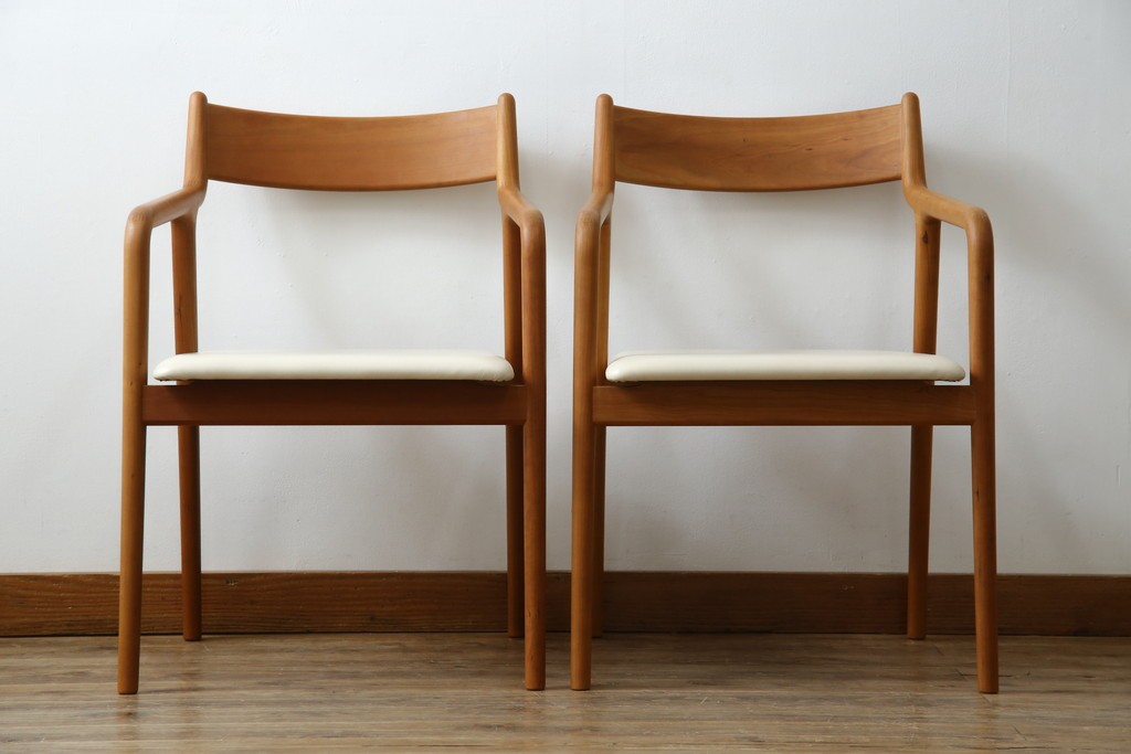 中古　美品　宮崎椅子製作所　村澤一晃デザイン　本革　チェリー材を使用したなめらかな曲線フレームのPePe(ペペ)アームチェア2脚　セット定価約20万6千円　(R-086047)