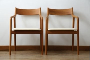 中古　美品　宮崎椅子製作所　村澤一晃デザイン　本革　チェリー材を使用したなめらかな曲線フレームのPePe(ペペ)アームチェア2脚　セット定価約20万6千円　(R-086047)