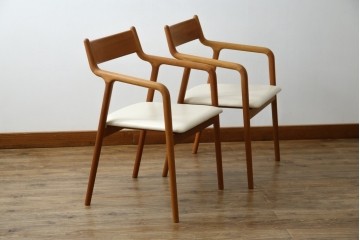 中古　美品　宮崎椅子製作所　村澤一晃デザイン　本革　チェリー材を使用したなめらかな曲線フレームのPePe(ペペ)アームチェア2脚　セット定価約20万6千円　(R-086047)