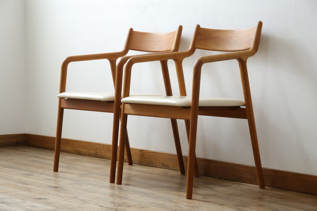 中古　美品　宮崎椅子製作所　村澤一晃デザイン　本革　チェリー材を使用したなめらかな曲線フレームのPePe(ペペ)アームチェア2脚　セット定価約20万6千円　(R-086047)