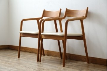 中古　美品　宮崎椅子製作所　村澤一晃デザイン　本革　チェリー材を使用したなめらかな曲線フレームのPePe(ペペ)アームチェア2脚　セット定価約20万6千円　(R-086047)