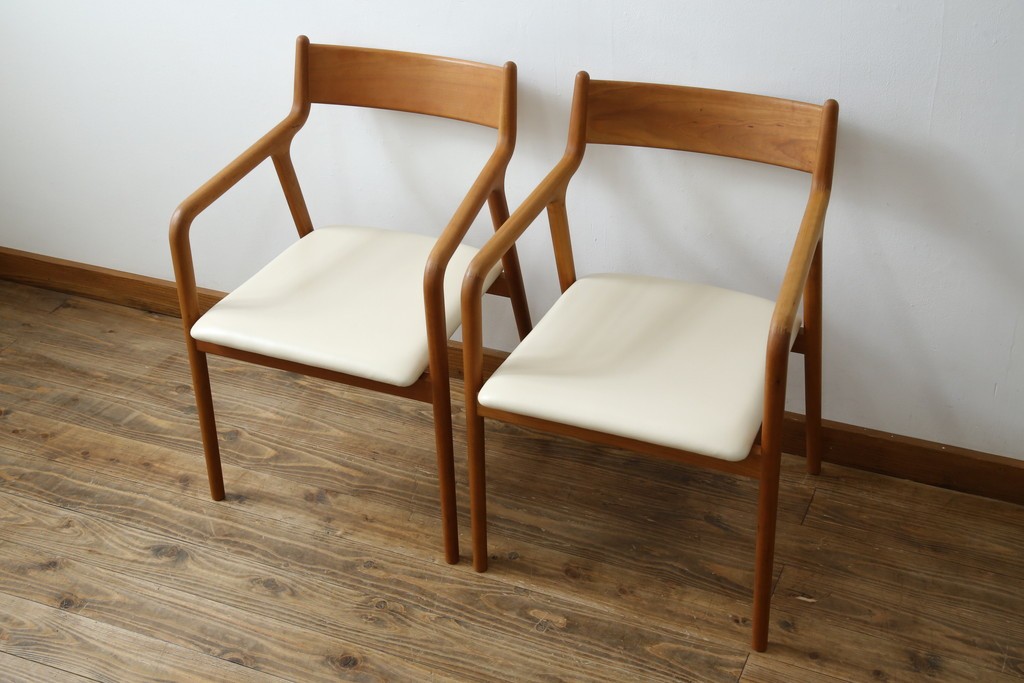 中古　美品　宮崎椅子製作所　村澤一晃デザイン　本革　チェリー材を使用したなめらかな曲線フレームのPePe(ペペ)アームチェア2脚　セット定価約20万6千円　(R-086047)