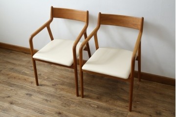 中古　美品　宮崎椅子製作所　村澤一晃デザイン　本革　チェリー材を使用したなめらかな曲線フレームのPePe(ペペ)アームチェア2脚　セット定価約20万6千円　(R-086047)