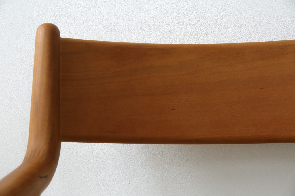 中古　美品　宮崎椅子製作所　村澤一晃デザイン　本革　チェリー材を使用したなめらかな曲線フレームのPePe(ペペ)アームチェア2脚　セット定価約20万6千円　(R-086047)