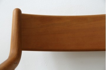 中古　美品　宮崎椅子製作所　村澤一晃デザイン　本革　チェリー材を使用したなめらかな曲線フレームのPePe(ペペ)アームチェア2脚　セット定価約20万6千円　(R-086047)