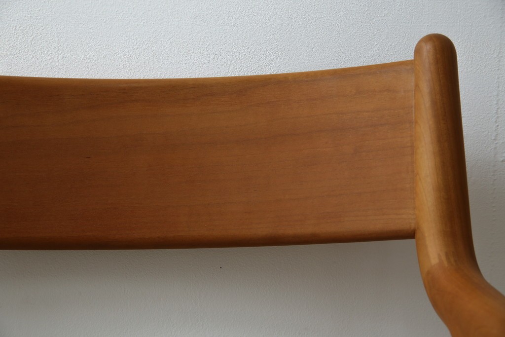 中古　美品　宮崎椅子製作所　村澤一晃デザイン　本革　チェリー材を使用したなめらかな曲線フレームのPePe(ペペ)アームチェア2脚　セット定価約20万6千円　(R-086047)