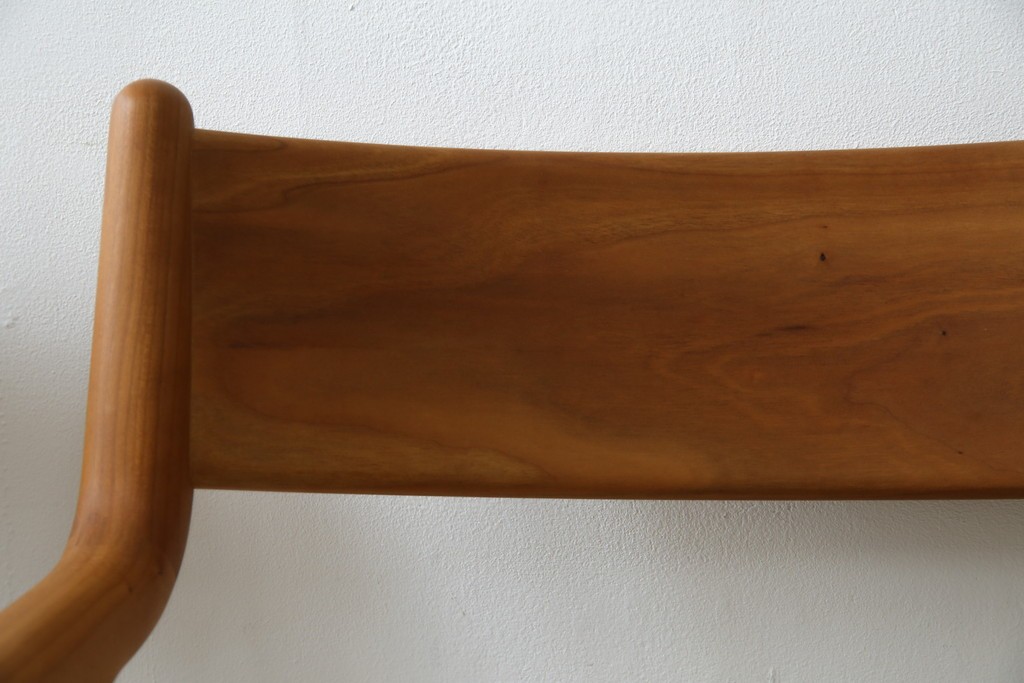 中古　美品　宮崎椅子製作所　村澤一晃デザイン　本革　チェリー材を使用したなめらかな曲線フレームのPePe(ペペ)アームチェア2脚　セット定価約20万6千円　(R-086047)