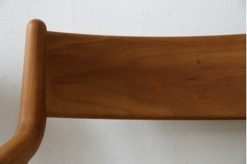 中古　美品　宮崎椅子製作所　村澤一晃デザイン　本革　チェリー材を使用したなめらかな曲線フレームのPePe(ペペ)アームチェア2脚　セット定価約20万6千円　(R-086047)