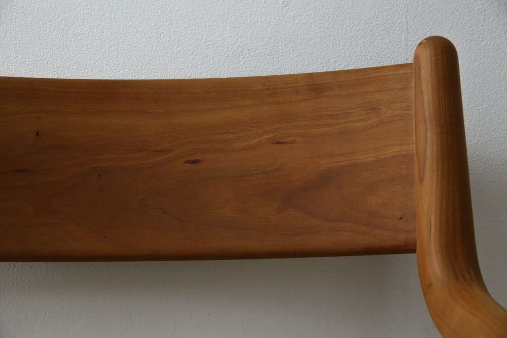 中古　美品　宮崎椅子製作所　村澤一晃デザイン　本革　チェリー材を使用したなめらかな曲線フレームのPePe(ペペ)アームチェア2脚　セット定価約20万6千円　(R-086047)