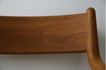 中古　美品　宮崎椅子製作所　村澤一晃デザイン　本革　チェリー材を使用したなめらかな曲線フレームのPePe(ペペ)アームチェア2脚　セット定価約20万6千円　(R-086047)