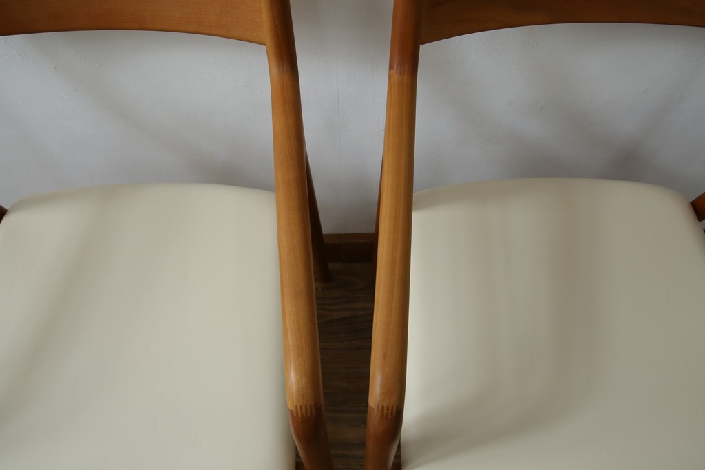 中古　美品　宮崎椅子製作所　村澤一晃デザイン　本革　チェリー材を使用したなめらかな曲線フレームのPePe(ペペ)アームチェア2脚　セット定価約20万6千円　(R-086047)