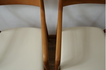 中古　美品　宮崎椅子製作所　村澤一晃デザイン　本革　チェリー材を使用したなめらかな曲線フレームのPePe(ペペ)アームチェア2脚　セット定価約20万6千円　(R-086047)