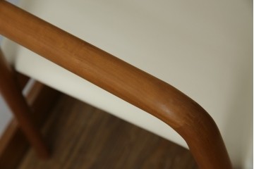 中古　美品　宮崎椅子製作所　村澤一晃デザイン　本革　チェリー材を使用したなめらかな曲線フレームのPePe(ペペ)アームチェア2脚　セット定価約20万6千円　(R-086047)