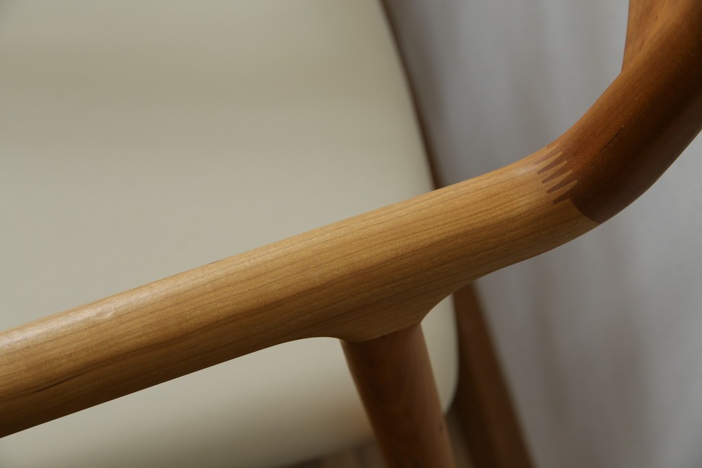 中古　美品　宮崎椅子製作所　村澤一晃デザイン　本革　チェリー材を使用したなめらかな曲線フレームのPePe(ペペ)アームチェア2脚　セット定価約20万6千円　(R-086047)