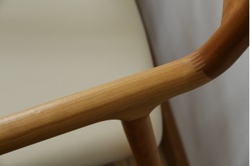 中古　美品　宮崎椅子製作所　村澤一晃デザイン　本革　チェリー材を使用したなめらかな曲線フレームのPePe(ペペ)アームチェア2脚　セット定価約20万6千円　(R-086047)