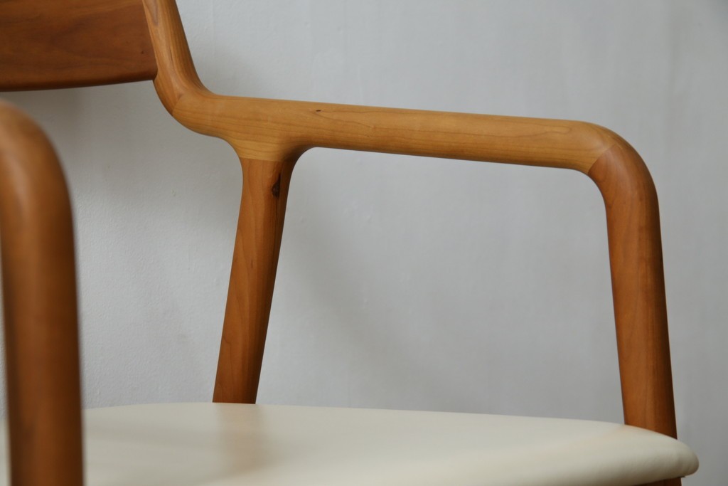 中古　美品　宮崎椅子製作所　村澤一晃デザイン　本革　チェリー材を使用したなめらかな曲線フレームのPePe(ペペ)アームチェア2脚　セット定価約20万6千円　(R-086047)