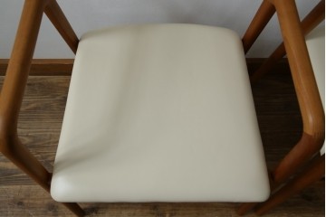 中古　美品　宮崎椅子製作所　村澤一晃デザイン　本革　チェリー材を使用したなめらかな曲線フレームのPePe(ペペ)アームチェア2脚　セット定価約20万6千円　(R-086047)