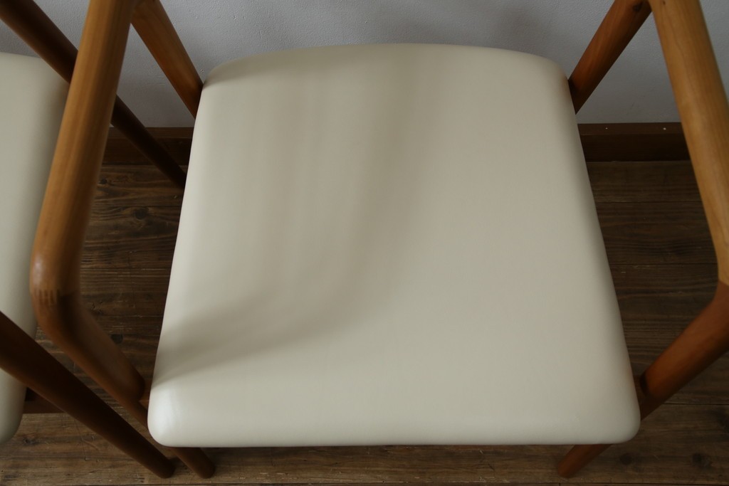 中古　美品　宮崎椅子製作所　村澤一晃デザイン　本革　チェリー材を使用したなめらかな曲線フレームのPePe(ペペ)アームチェア2脚　セット定価約20万6千円　(R-086047)