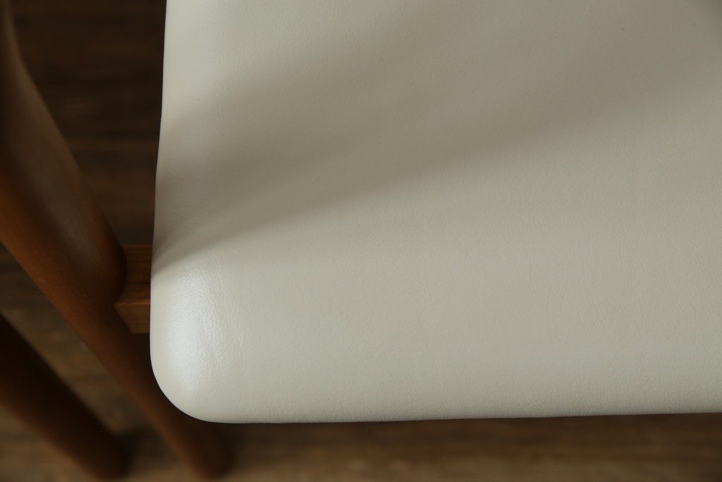 中古　美品　宮崎椅子製作所　村澤一晃デザイン　本革　チェリー材を使用したなめらかな曲線フレームのPePe(ペペ)アームチェア2脚　セット定価約20万6千円　(R-086047)