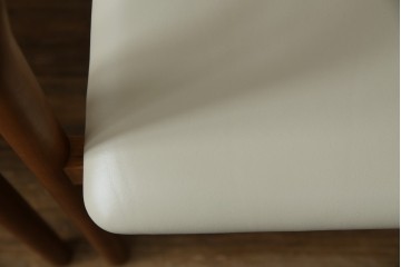 中古　美品　宮崎椅子製作所　村澤一晃デザイン　本革　チェリー材を使用したなめらかな曲線フレームのPePe(ペペ)アームチェア2脚　セット定価約20万6千円　(R-086047)