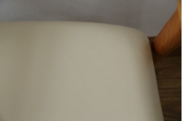 中古　美品　宮崎椅子製作所　村澤一晃デザイン　本革　チェリー材を使用したなめらかな曲線フレームのPePe(ペペ)アームチェア2脚　セット定価約20万6千円　(R-086047)