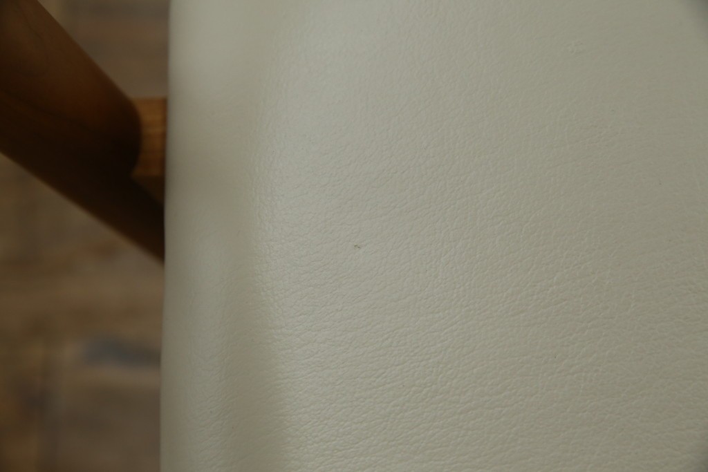 中古　美品　宮崎椅子製作所　村澤一晃デザイン　本革　チェリー材を使用したなめらかな曲線フレームのPePe(ペペ)アームチェア2脚　セット定価約20万6千円　(R-086047)