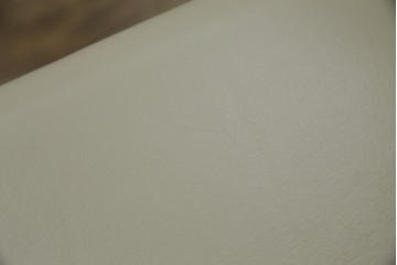 中古　美品　宮崎椅子製作所　村澤一晃デザイン　本革　チェリー材を使用したなめらかな曲線フレームのPePe(ペペ)アームチェア2脚　セット定価約20万6千円　(R-086047)